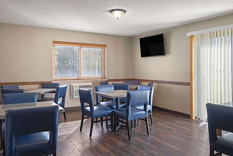 Super 8 by Wyndham Lewistown