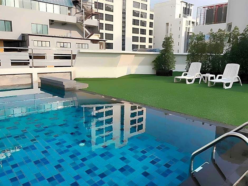 Graceland Bangkok By Grace Hotel