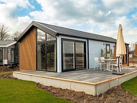 Tidy chalet with dishwasher, near the river Maas