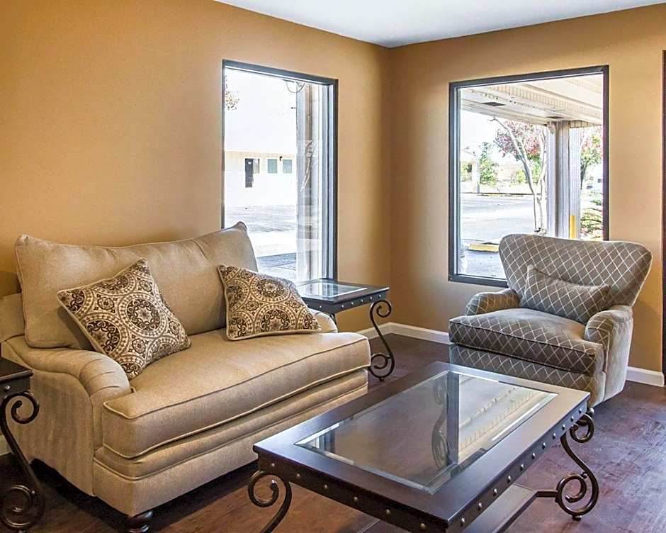 Rodeway Inn & Suites Brookhaven