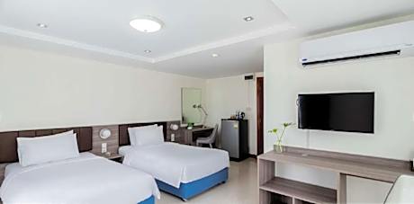 2 Single Beds Non-Smoking Deluxe Room Flat Screen Television Work Desk Shower