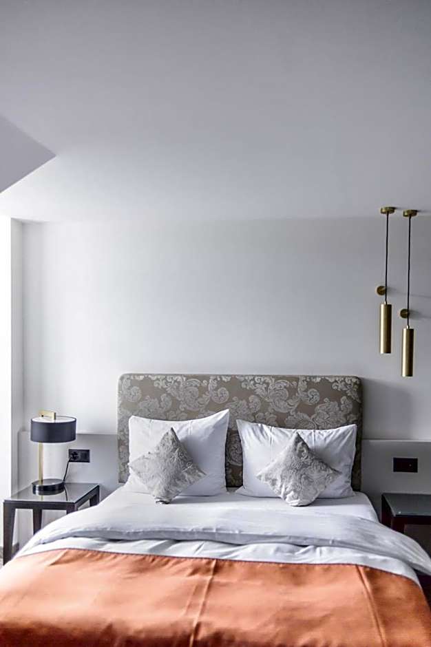Photo 1 of 13 of 1 Queen Bed