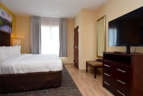 King Suite with  Roll-in-Shower - Accessible/Non-Smoking