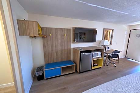 King Room with Bath Tub - Mobility Accessible/Non-Smoking