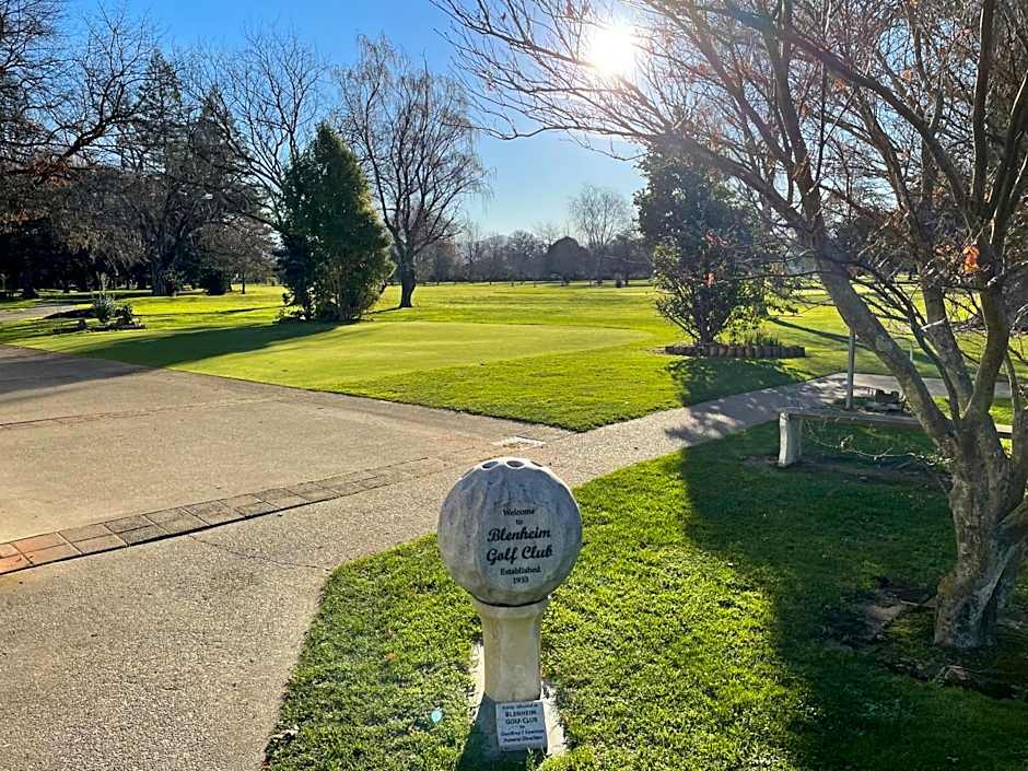 Two Tree Motel & Lodge