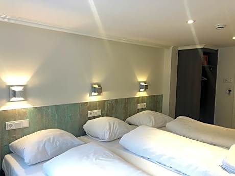 Quadruple Room with Private Bathroom