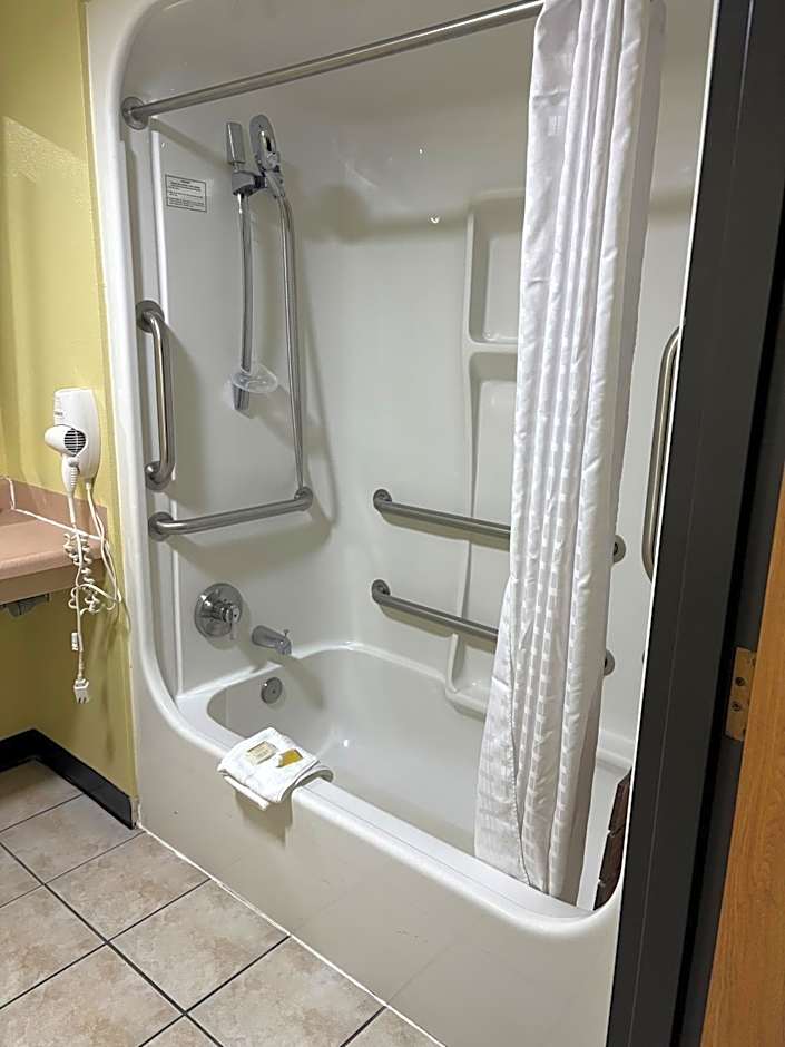 Days Inn by Wyndham Park City Kansas