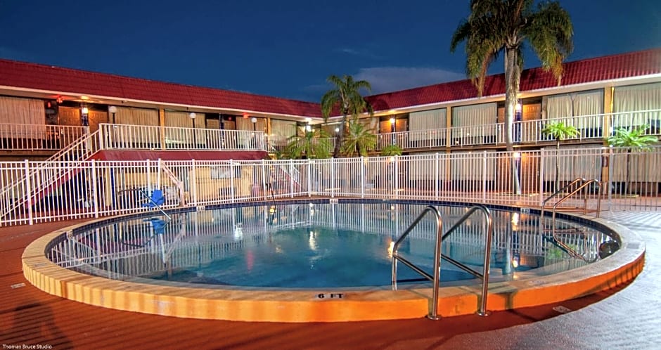 Express Inn & Suites - 5 Miles from St Petersburg Clearwater Airport