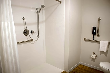 2 Qn Mobility/Hearing Acc Ri Shower Ns