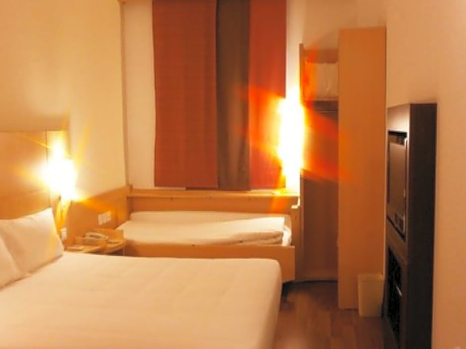 Ibis Ningbo Qian Hu Hotel