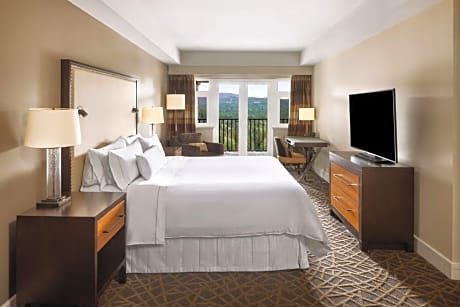 1 Bedroom 2 room Suite, 1 King, Sofa bed, Golf view, Balcony