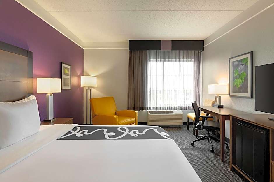 La Quinta Inn & Suites by Wyndham Arlington North Six Flags Drive