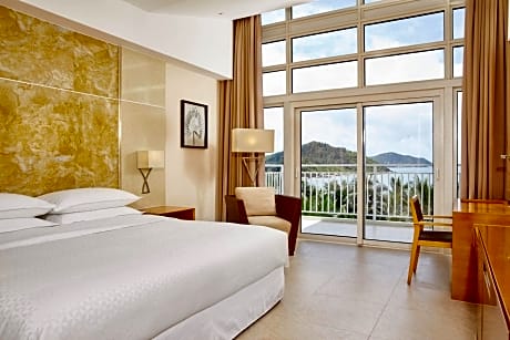 Guest room, 1 King, Partial ocean view, Balcony