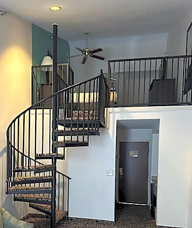 One-Bedroom Loft Suite with Sofa - Non-Smoking