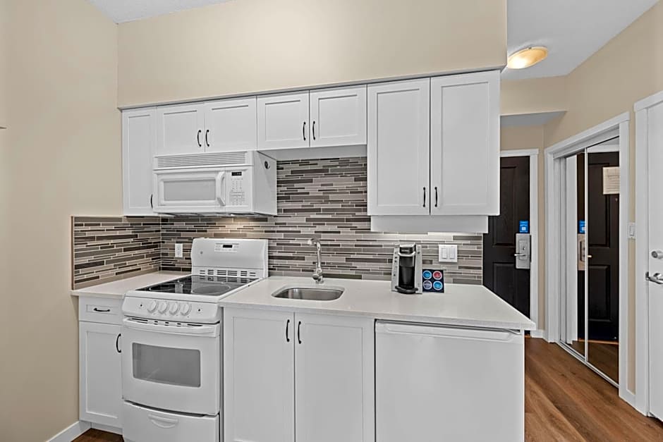 Alpenglow Lodge Studio with park view by MVA