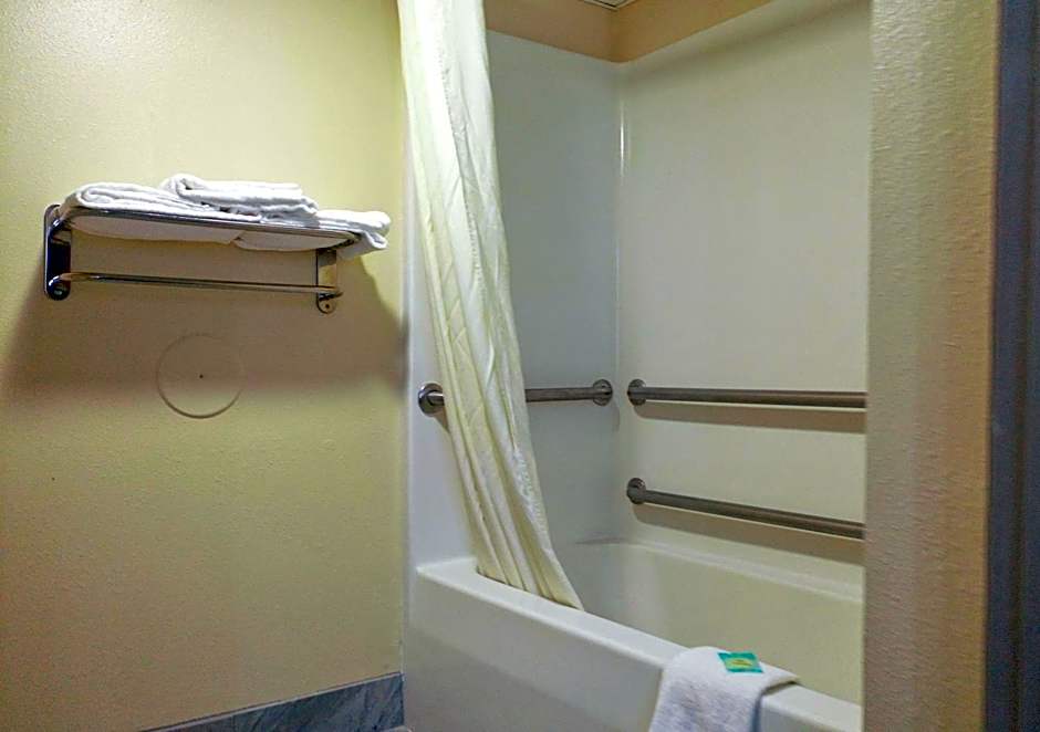 Super 8 by Wyndham Rockford I-90/Casino District