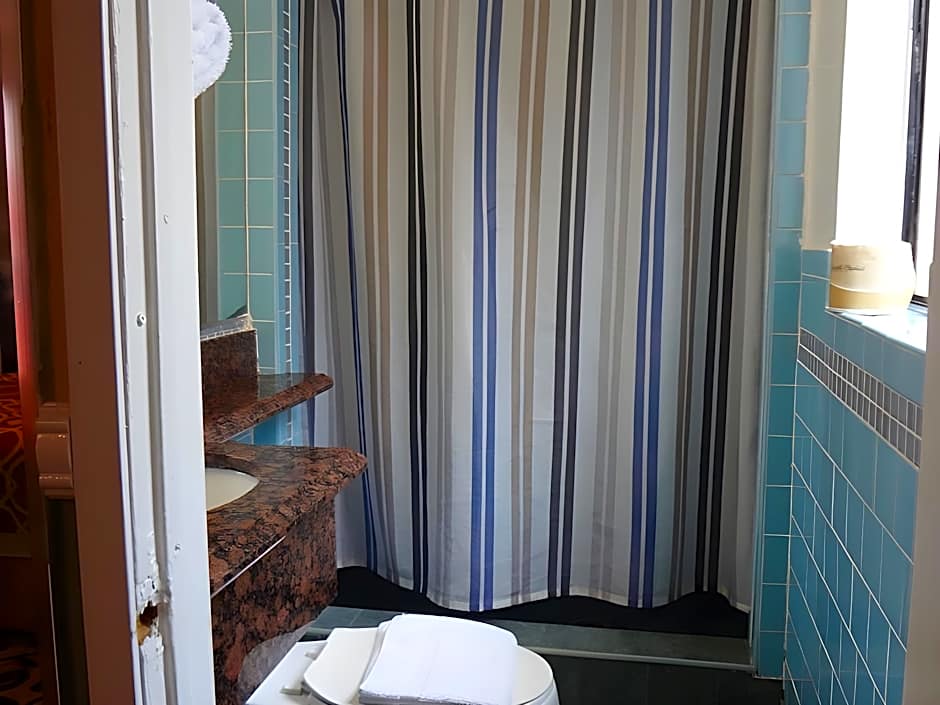 Paradise Inn & Suites
