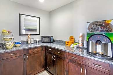 Clarion Pointe Staunton East