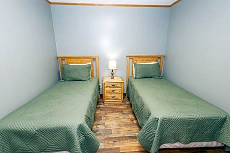 Three-Bedroom Cottage with Balcony