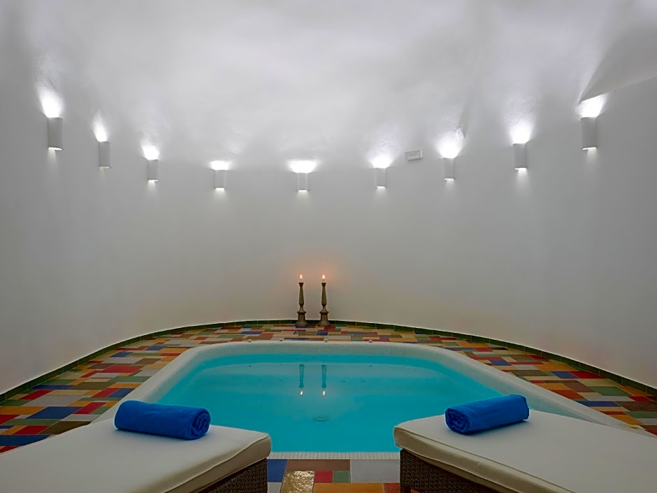 White Santorini Suites & Spa