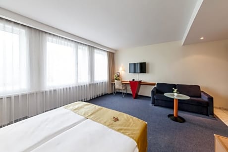 Family Room (2 Adults + 2 Children)