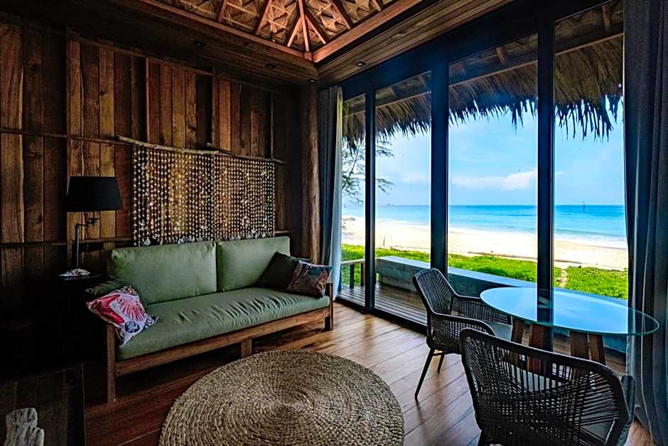Sealord Naithon Beachfront Villa