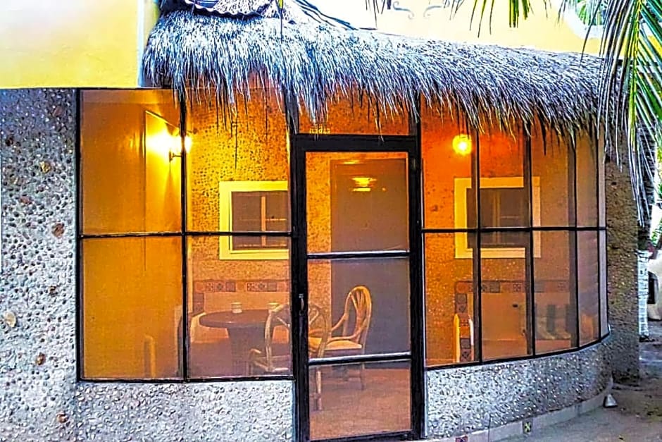 Antigua Lodge, 70 m from sandy beach