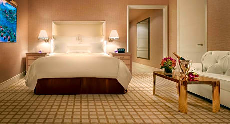 Grand Deluxe Lake View Room (King or Double Double)