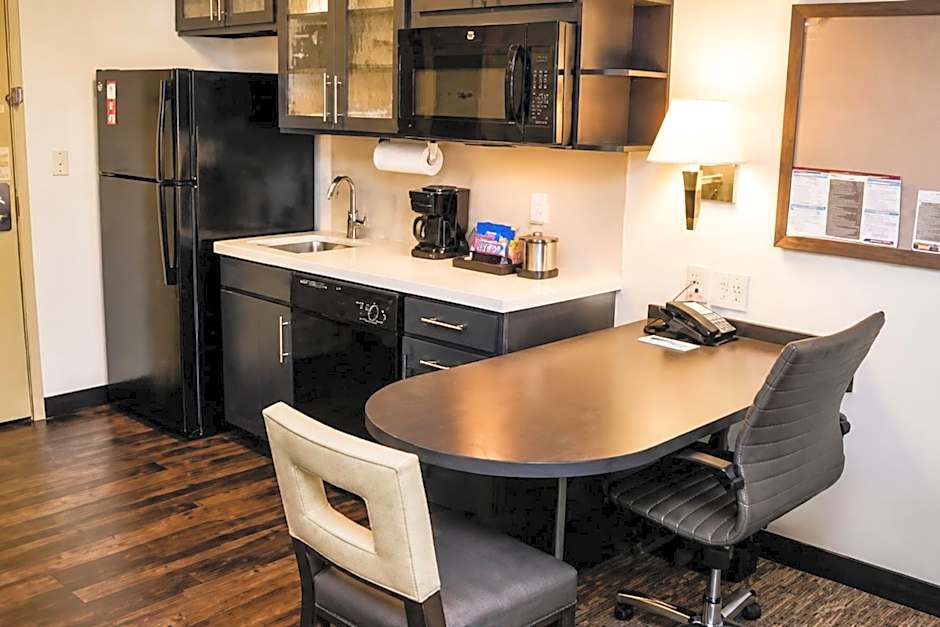 Candlewood Suites Pearl By IHG