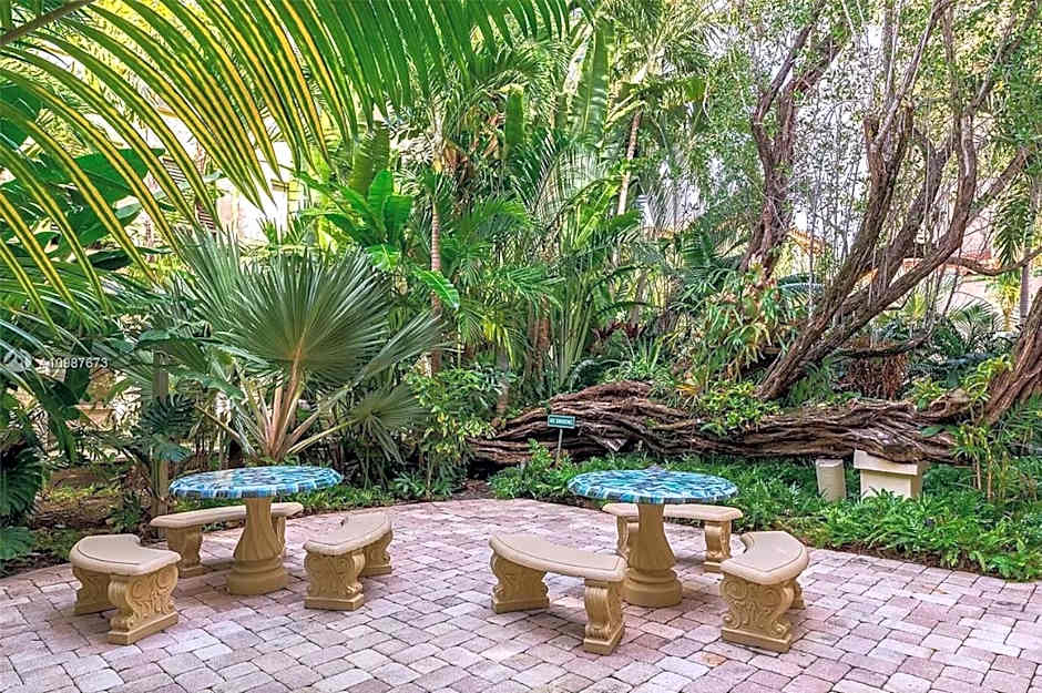 Renovated studio in the heart of Palm Beach - free parking, security box
