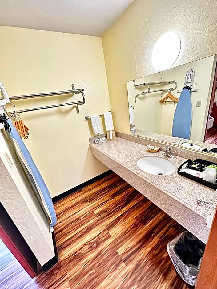 Regency Inn Iola