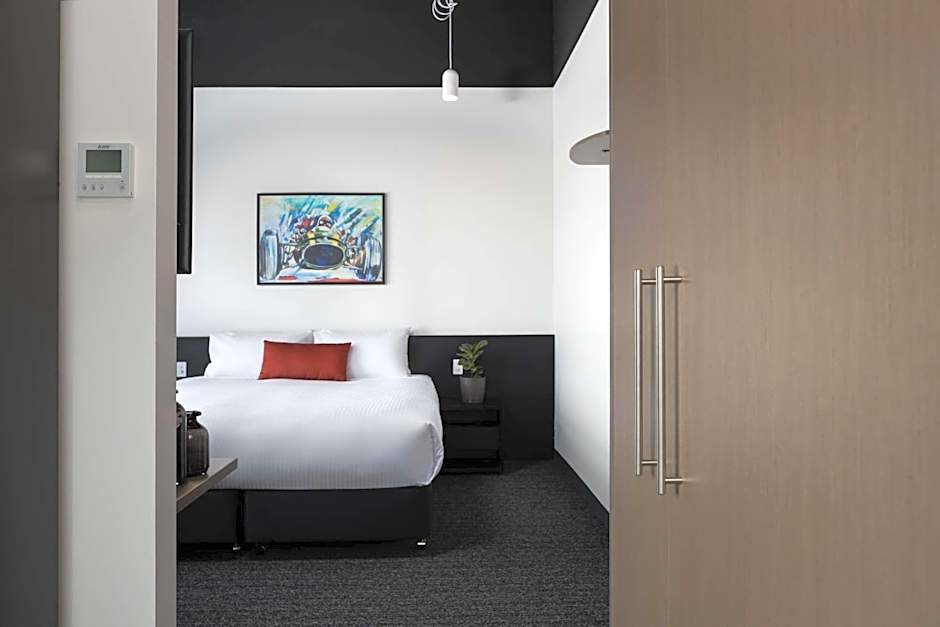 Rydges Pit Lane