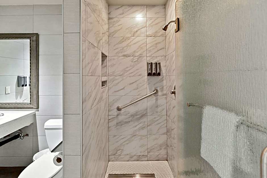 Le Blanc Inn & Suites