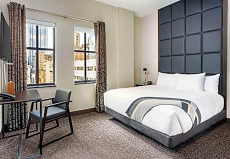 1 King Bed Distrikt Suite