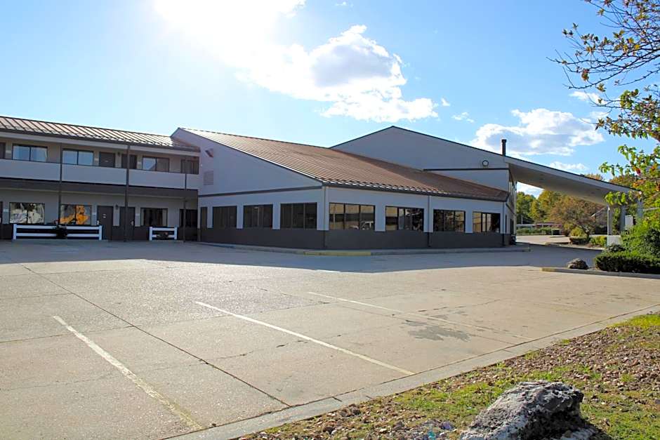 Greenlight Inn & Suites St James