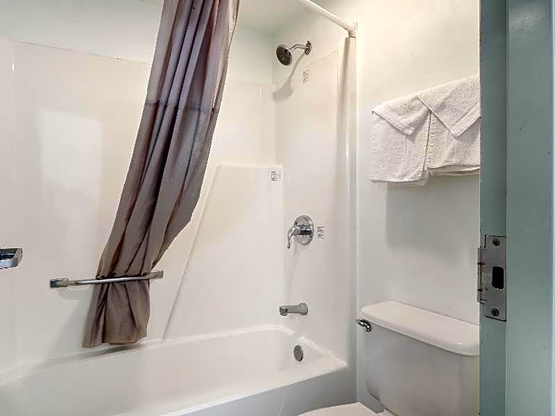 Lonestar Inn & Suites, Erick OK - Hwy 40 BY OYO