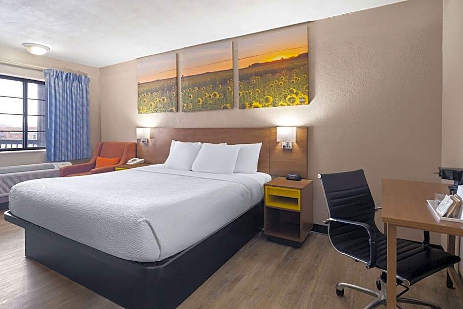 Days Inn & Suites by Wyndham Kokomo