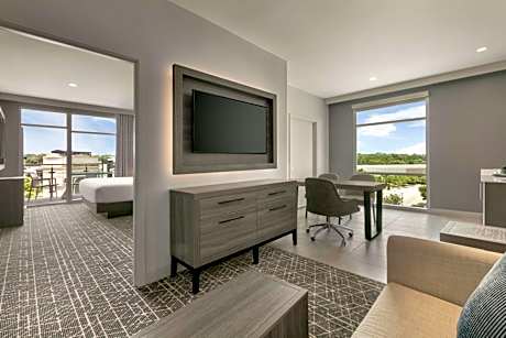 1 King Corner Suite - Large Balcony Ns