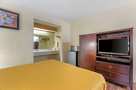 1 Queen Bed, Smoking