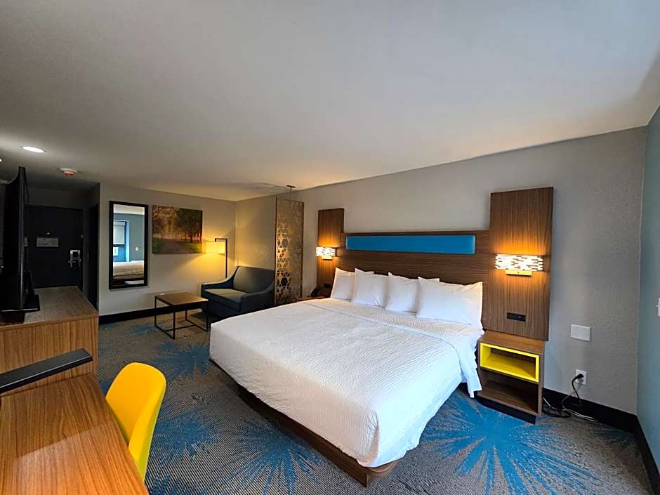 Days Inn & Suites by Wyndham Brandon Amphitheater