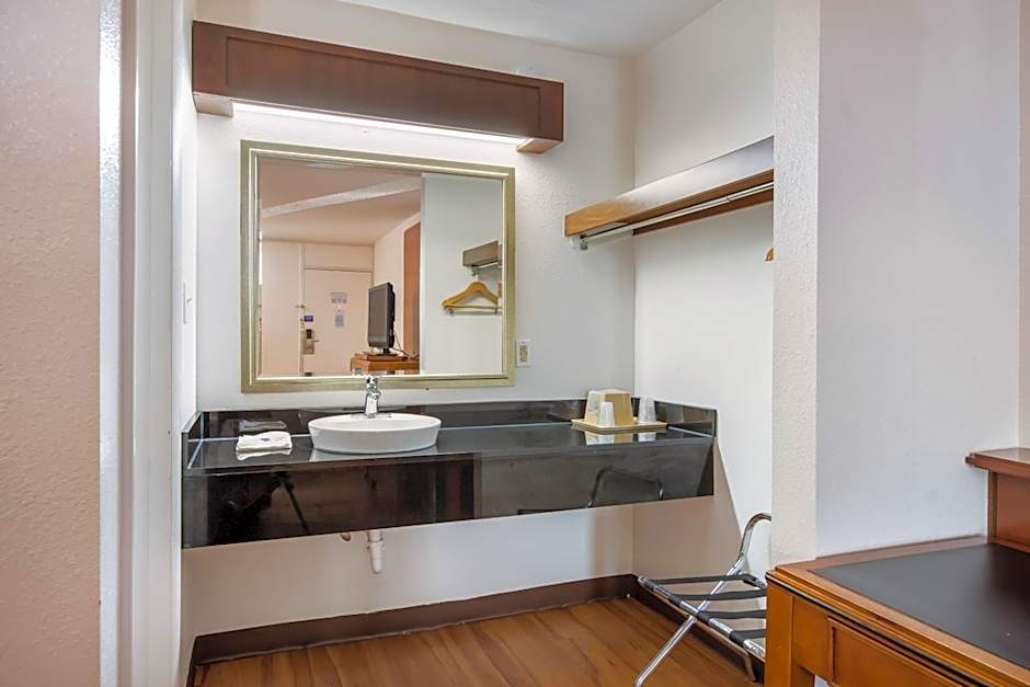 Motel 6-Van Buren, AR I- 40