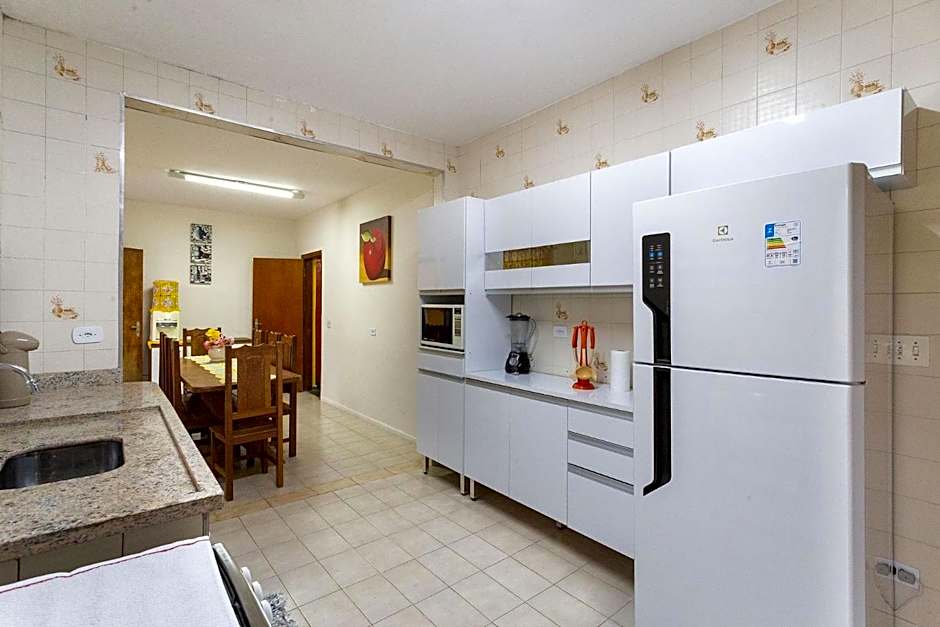 Piscina, jardim, área gourmet e vista arborizada