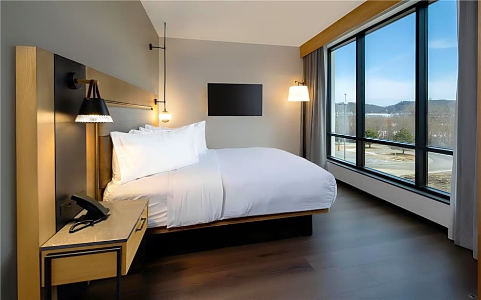 The Key Hotel Dubuque, Tapestry Collection by Hilton