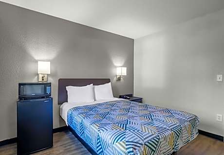 1 Queen Bed | Hearing Accessible