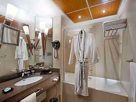 Luxury Room - 1 King Size Bed, Garden View