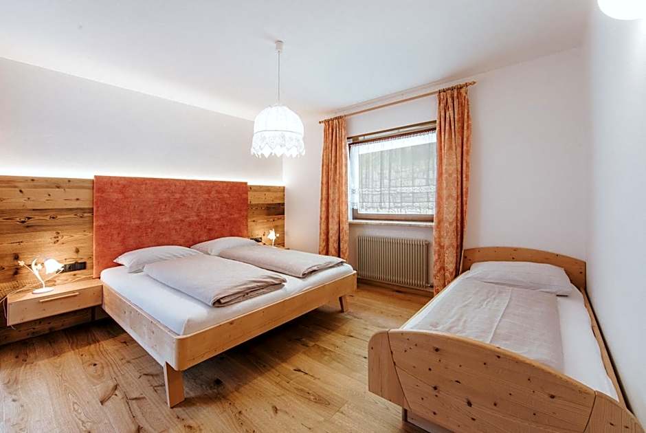 Residence Obermoarhof - Family Apartments with Pool & Playground