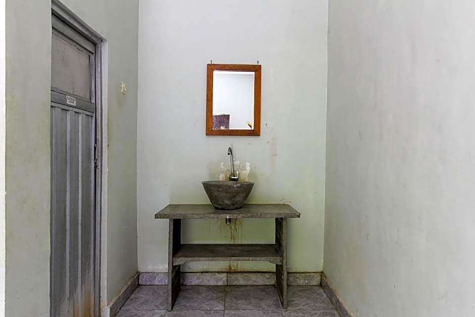 RedDoorz at Saren Anyar Homestay Lukluk