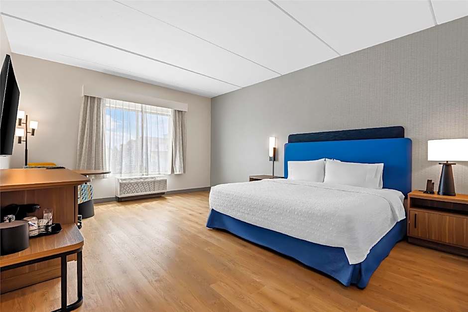 Foto 1 di 4 di 1 King Bed, Hearing/Mobility Accessible, Bathtub