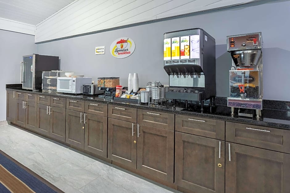 Super 8 by Wyndham Missouri Valley