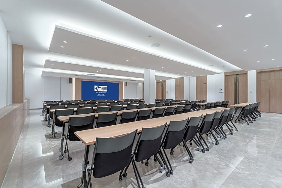 Holiday Inn Express Qingdao Shibei By IHG